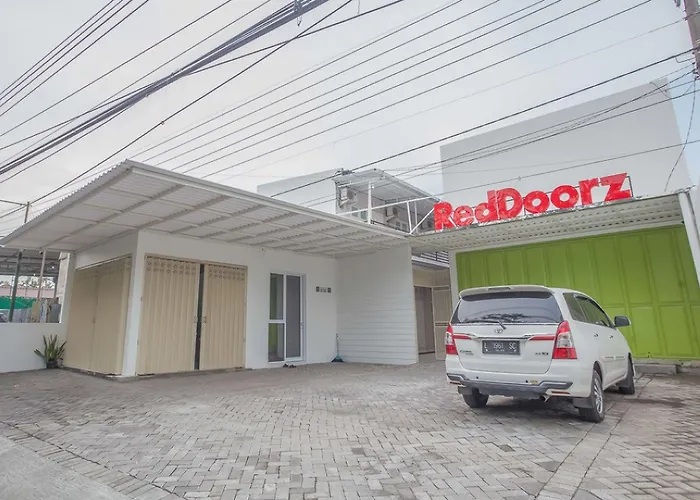 RedDoorz near Ciputra Golf Surabaya Hotel